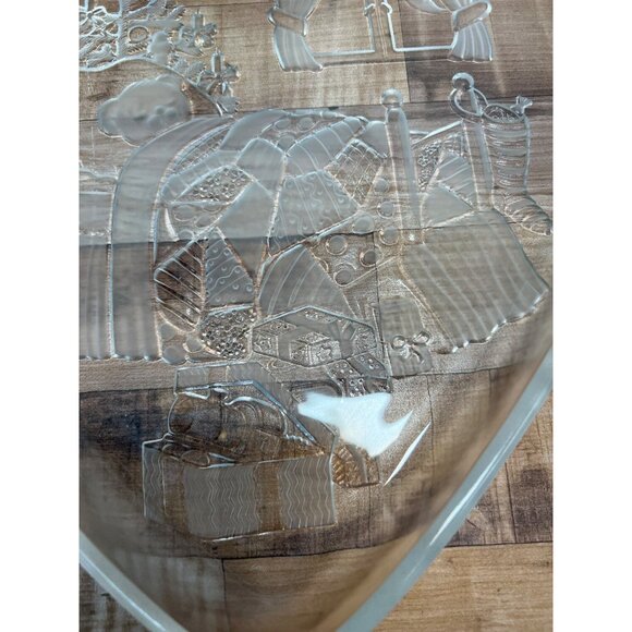 Heart-Shaped Frosted Glass Plate With Bedtime Scene Etching - Picture 4 of 4
